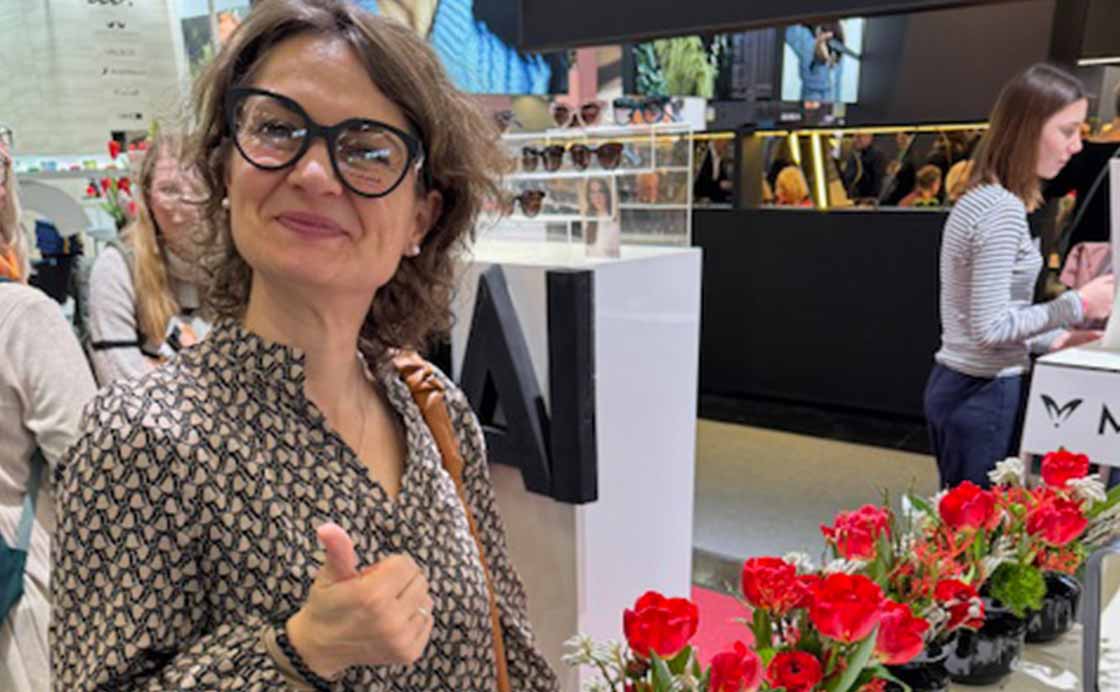 Messebesuch, Frau trägt Brille