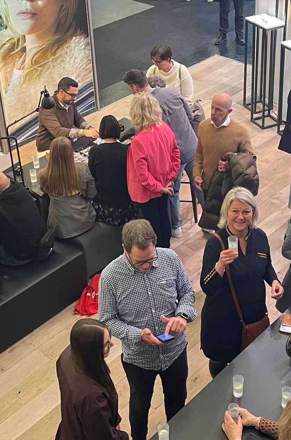 Messebesuch, Frau trägt Sonnenbrille