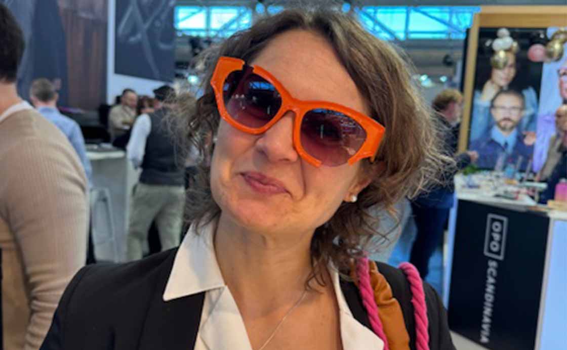 Messebesuch, Frau trägt Sonnenbrille