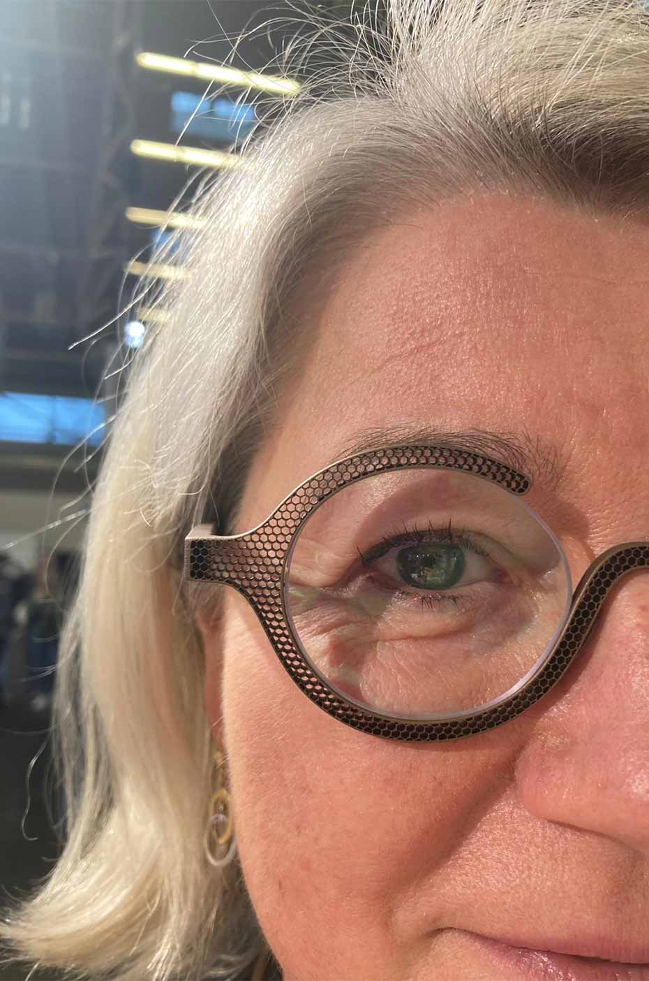 Messebesuch, Frau trägt Brille